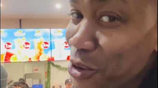 NBA传奇球星马布里美国探店蜜雪冰城：1.99美元的柠檬水 这个价格在纽约闻所未闻