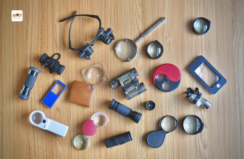 由于视力问题,刘吟从小到大尝试了放大镜、望远镜等各种辅助工具。