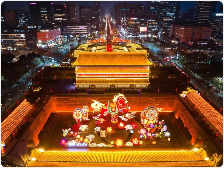 西安城墙：流光溢彩迎马年