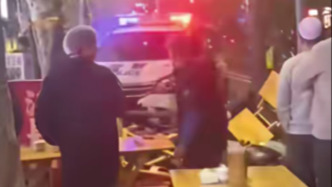 重庆一巡逻警车撞上护栏 警方：操作不当 无人员受伤