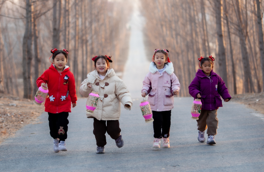 非遗传承映童趣 手扎灯笼照新年