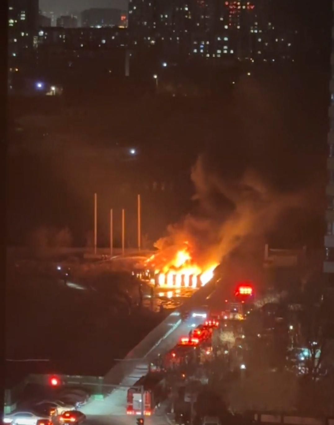 山西太原多人燃放烟花引燃上百个充电桩 警方：人已经抓获