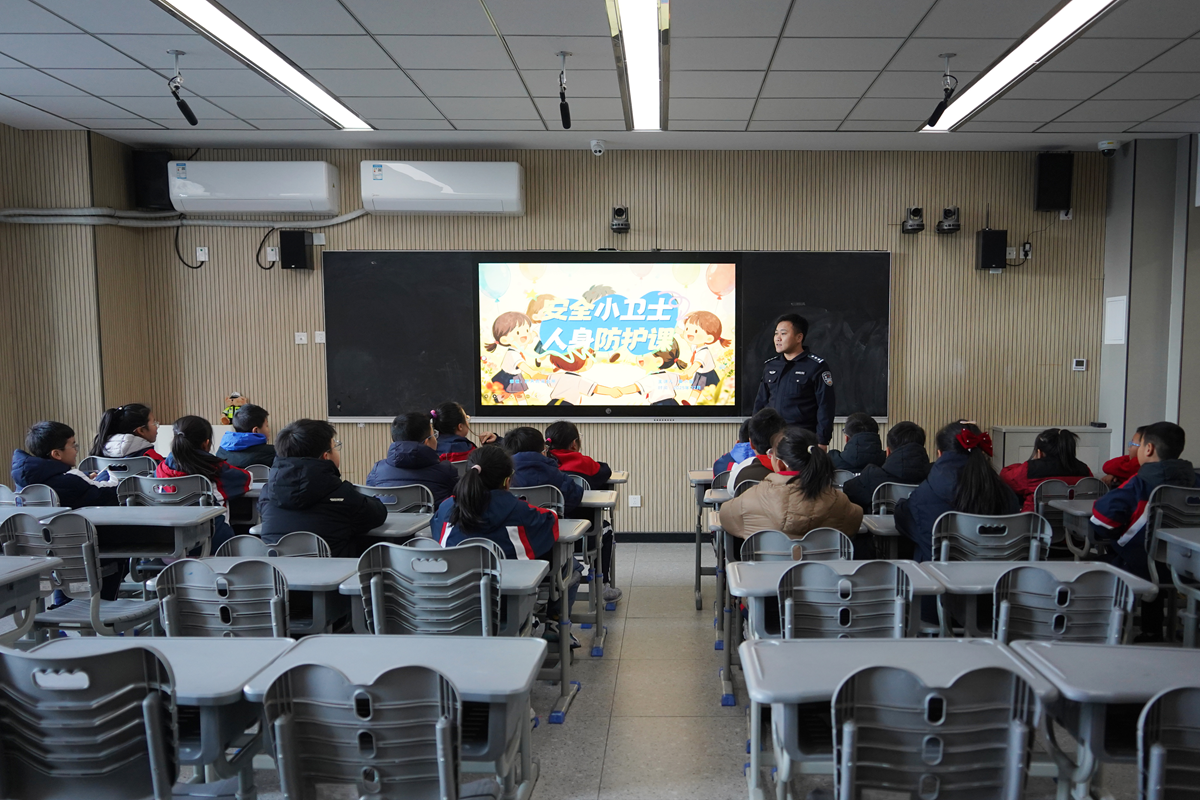 航天公安进校园 助力少年警校班