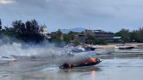 泰国普吉岛码头20多艘快艇被烧 不少中国游客行程受影响