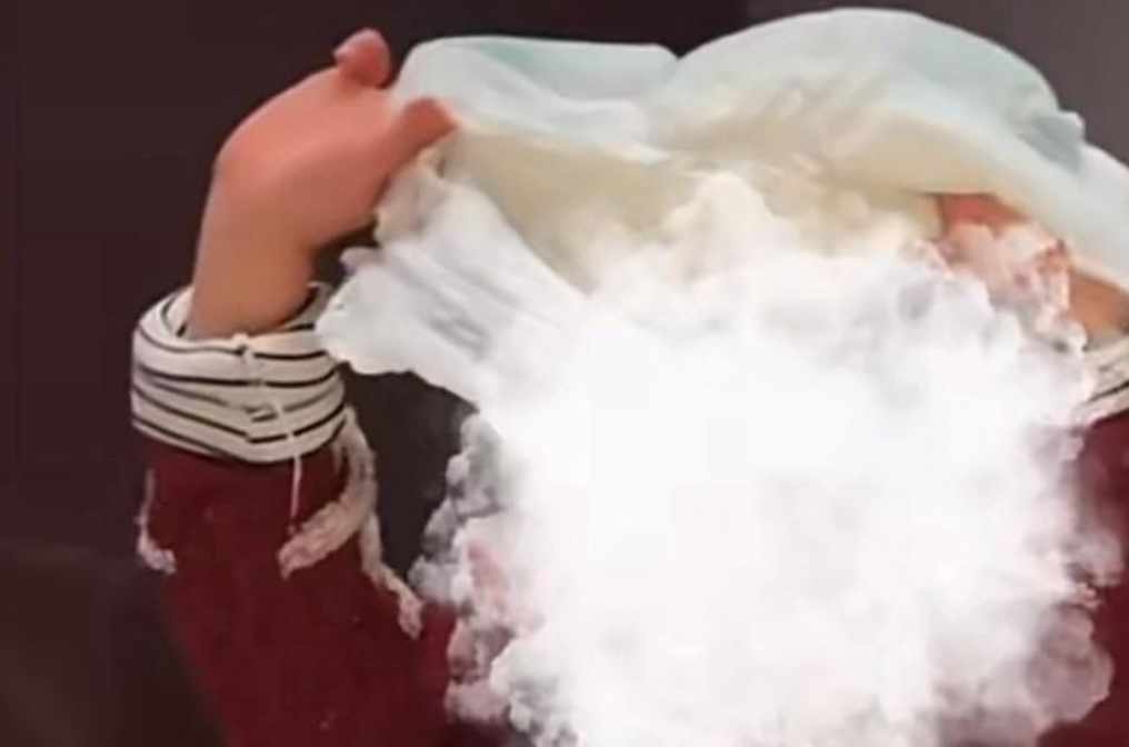 “幼童将尿不湿扔进火锅”引热议 海底捞门店：已报警