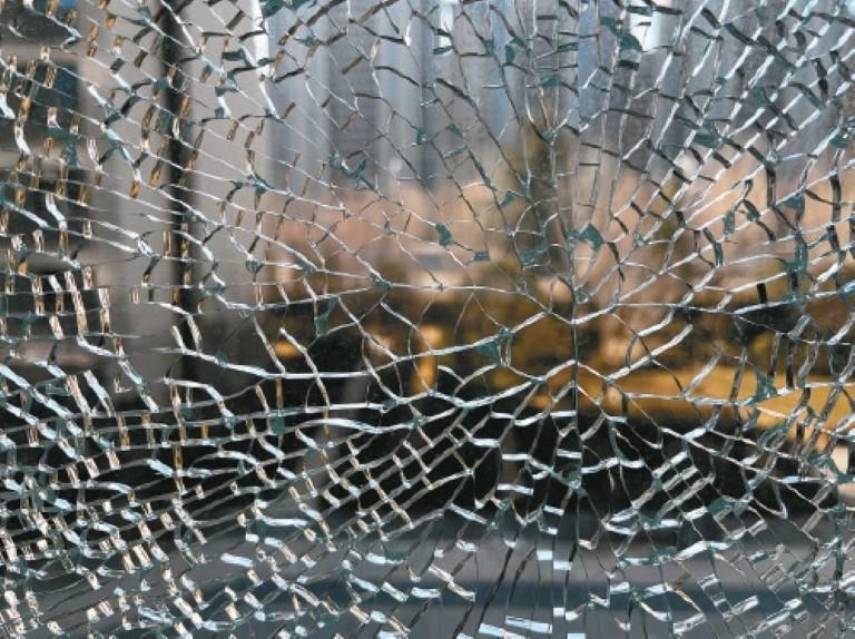 西安一业主家新房窗户玻璃破裂 报修了两个多月还没结果