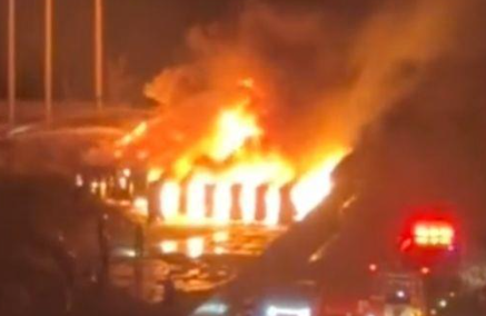 太原多人放烟花引燃上百个全新充电桩 燃放烟花者已被抓获