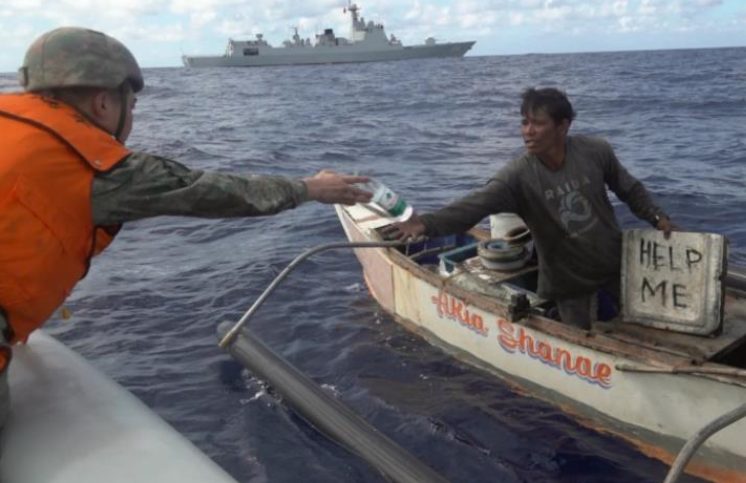 中国海军救助菲渔民反被菲方污蔑指责 国防部：虚伪冷血