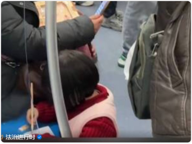 女孩地铁上跪地写作业被质疑“占座” 与家长起争执