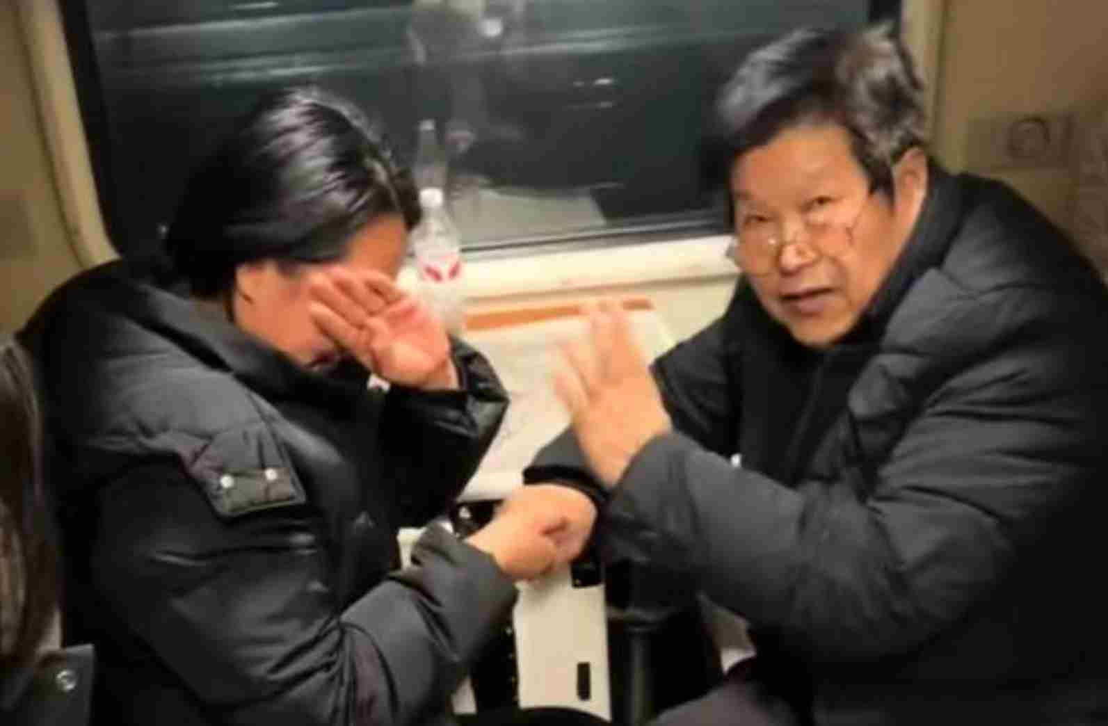 女子坐火车遇71岁初中班主任 被一口叫出名字感动落泪