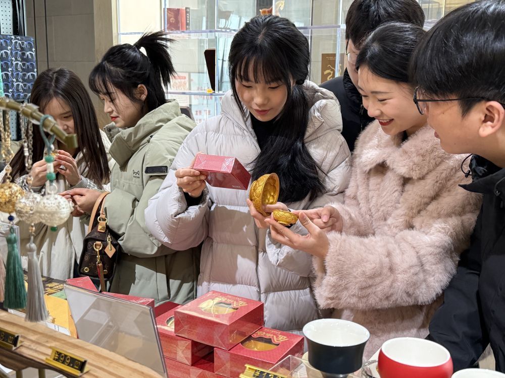 游客们正在陕西历史博物馆的文创商店里选购。（受访者供图）