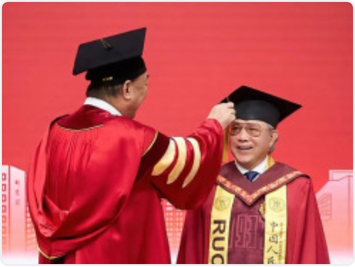 霍震霆获授中国人民大学名誉博士学位