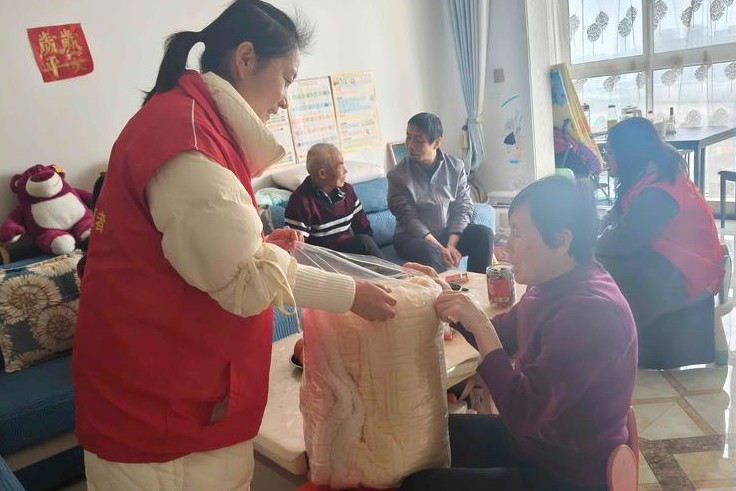 三九寒冬 府北社区为独居、双居老人送毛毯