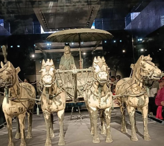 秦兵马俑考古新发现：二号坑发掘出土 两乘战车