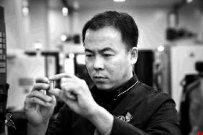 敬业奉献何小虎：在非精密环境中实现产品精密加工