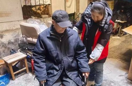 108坊故事丨丰禾网格员助力残疾老人安装轮椅