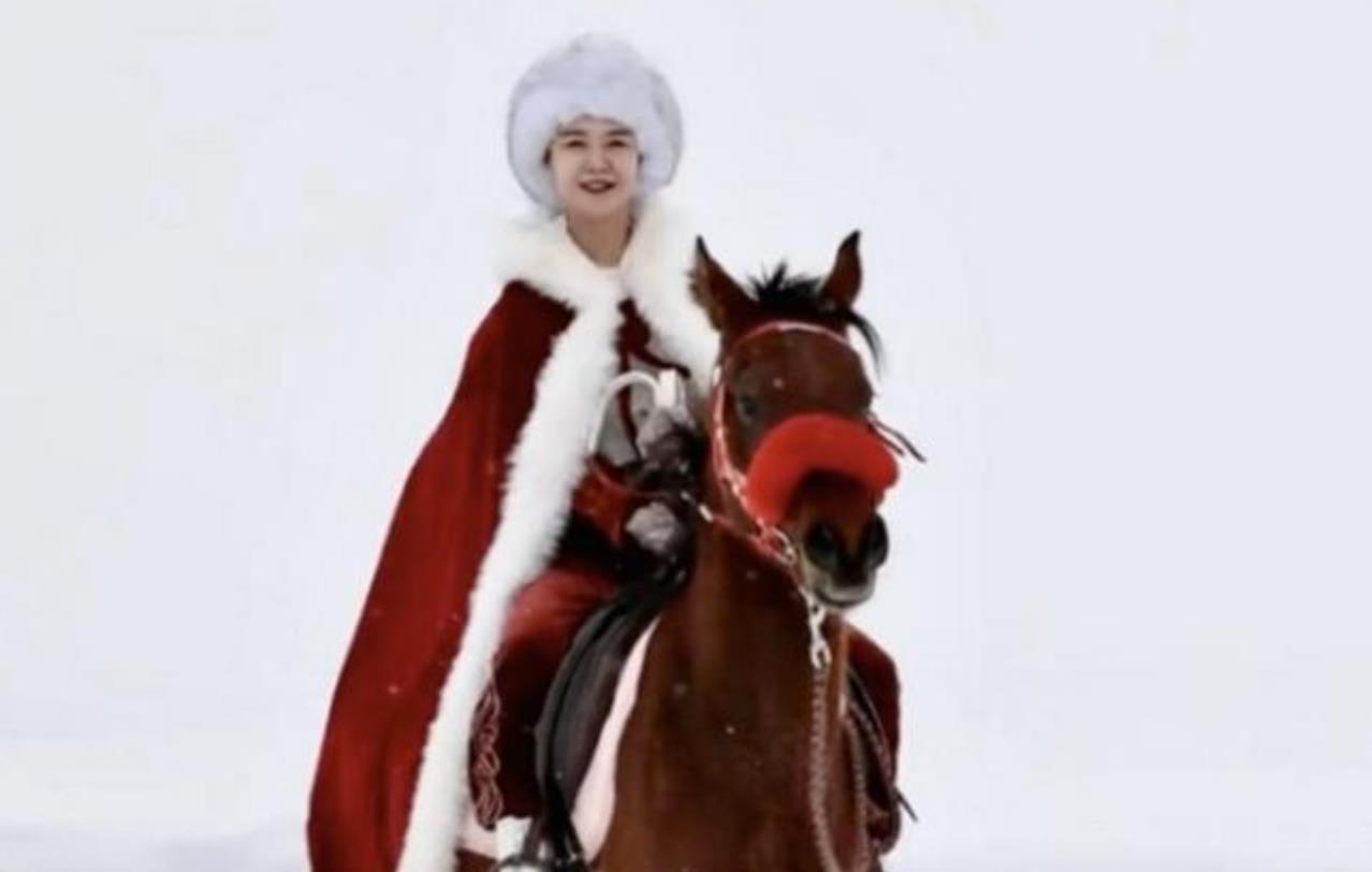 贺娇龙工作时坠马致头部重伤去世 生前最后的访谈对象追忆