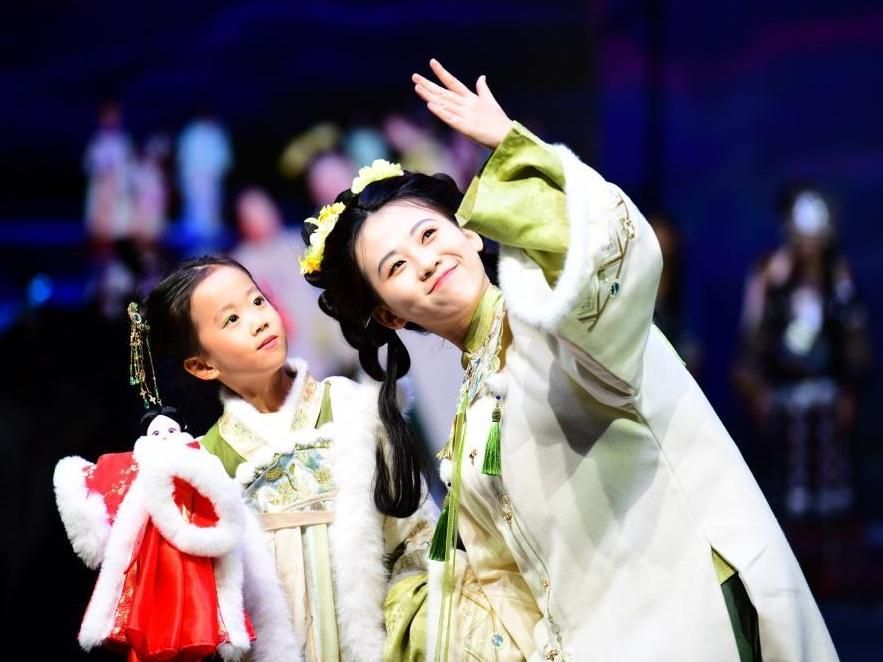 “新中式”服装扮靓“新消费”