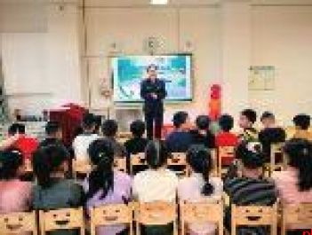 府谷公安:“警察蓝”护航“少年强” 织密校园安全防护网