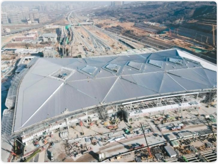 2394块异形玻璃全部就位 西安东站金属屋面顺利封顶