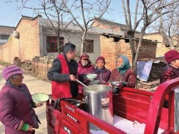 村支书许涛的爱心送餐记