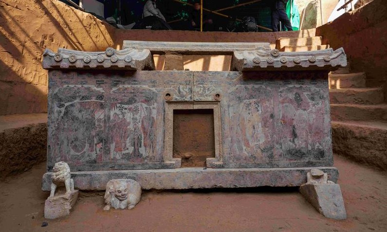 2025陕西考古新发现|西安北郊百花村发现北周成夫人墓葬具为一座造型精美的房型石椁