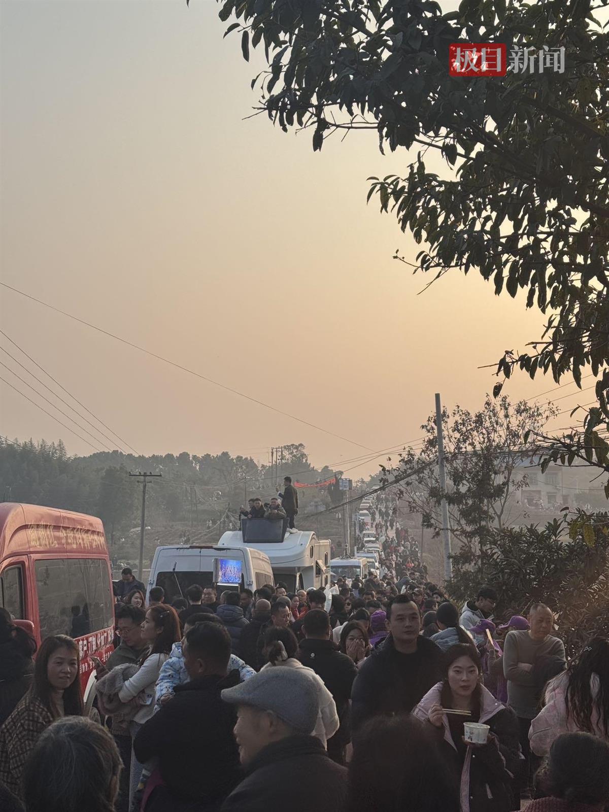 乡村女孩呆呆的“刨猪宴”：一场乡愁与流量的双向奔赴