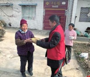 村支书许涛的爱心送餐记