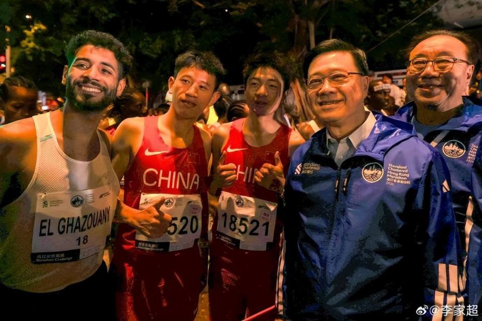 郭晶晶霍启刚亮相香港马拉松赛 李家超：推动体育盛事化发展