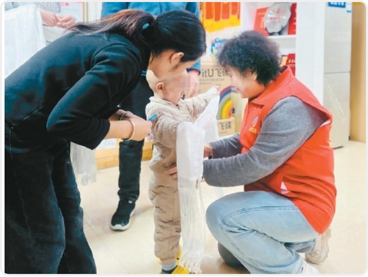 哈达映暖阳陕藏一家亲 西藏患儿洛桑的西安暖心抗癌路