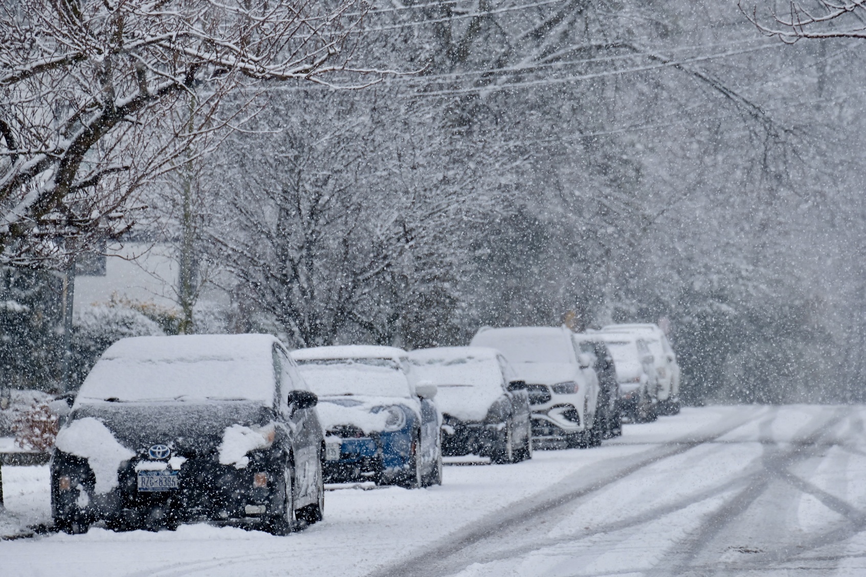 美国多地遭冬季风暴袭击 交通受广泛影响