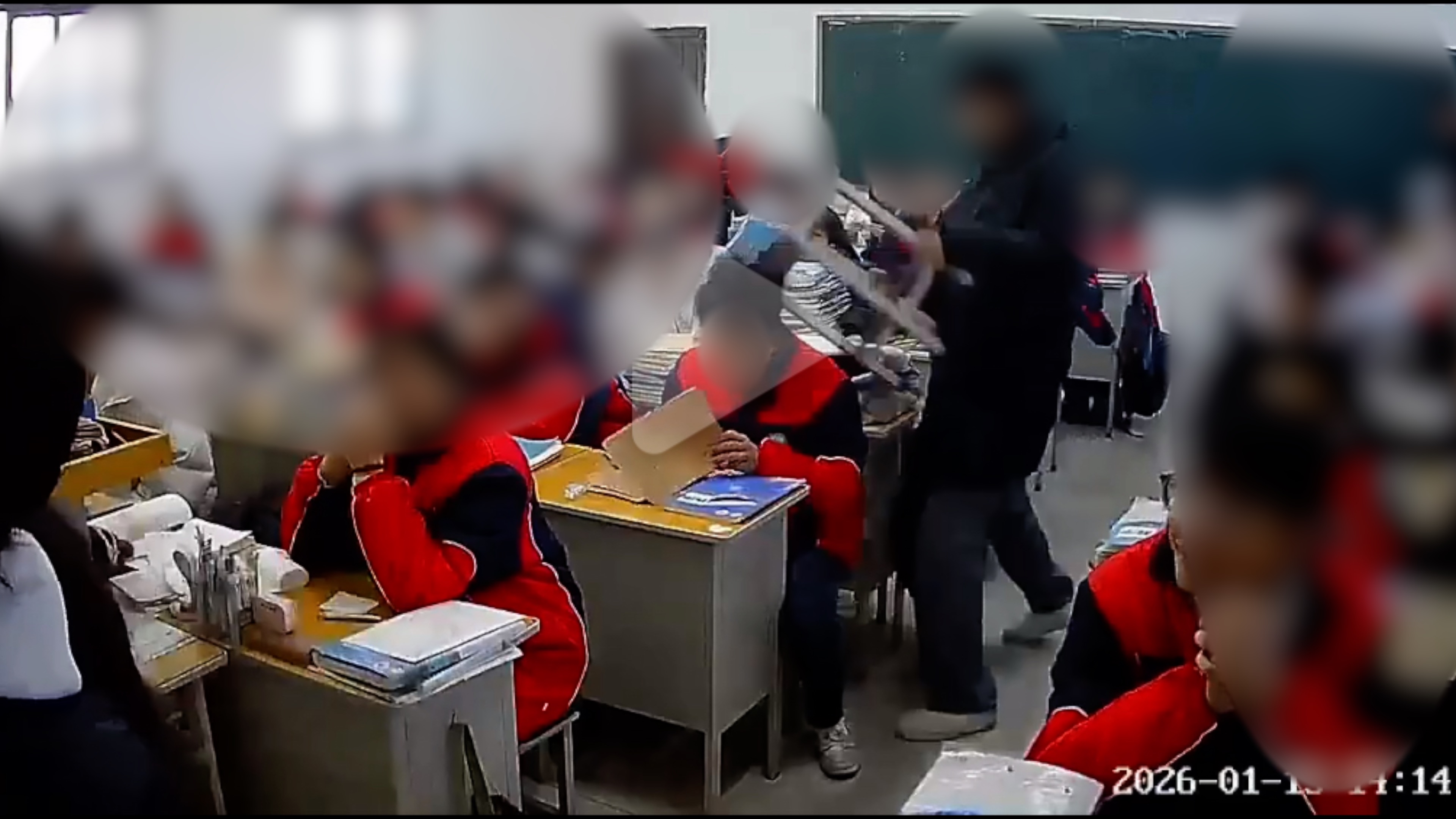河南一学生用板凳攻击同学后 脑警方：只是看着动作比较大