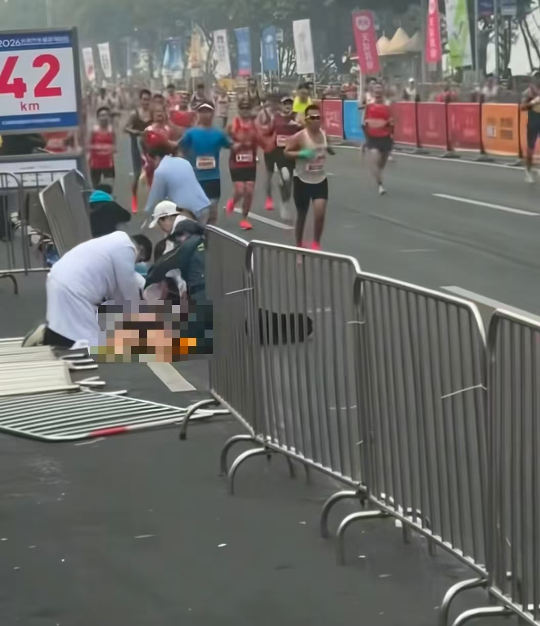 重庆马拉松一名“破三”选手在临近终点处倒地去世？多方回应 