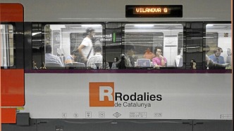 西班牙又一列车脱轨 已致15人受伤