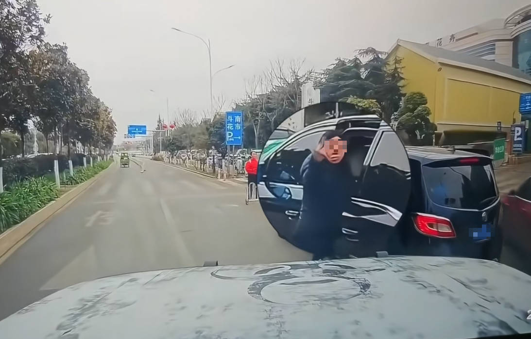 女子停车挡路还向提醒者作不雅手势遭后车撞击 昆明交警回应
