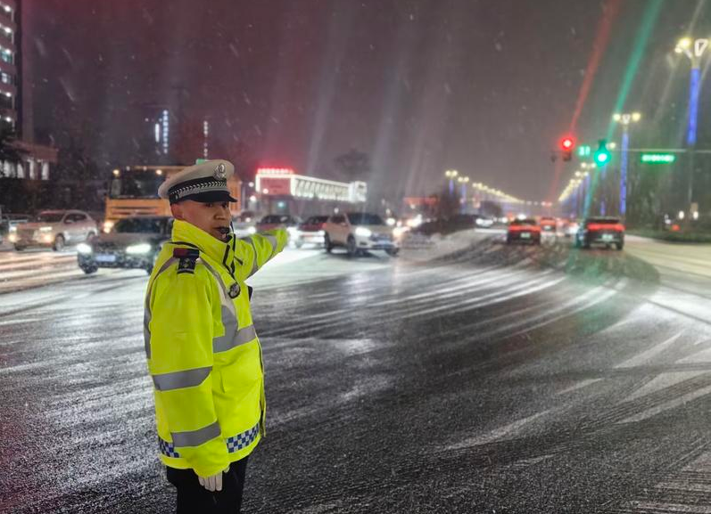 风雪中 “警色” 最暖  西安公安交警“警情秒级响应 处置分钟到位”