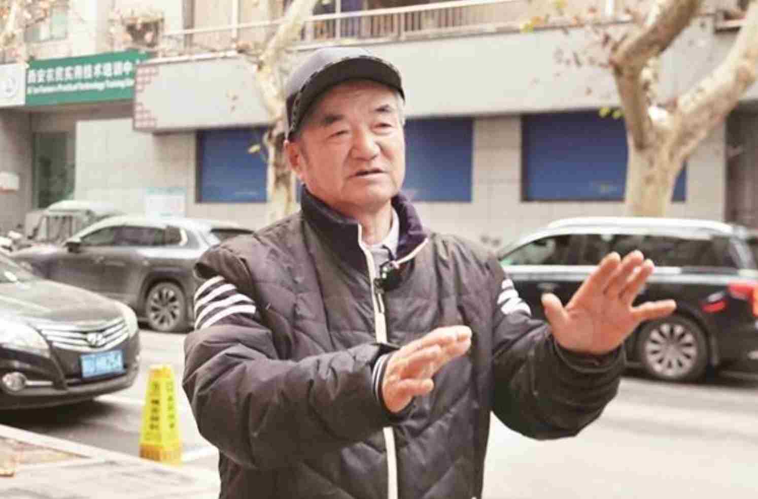 西安70岁老人摔倒后被两位好心人扶起 老人想当面感谢他们