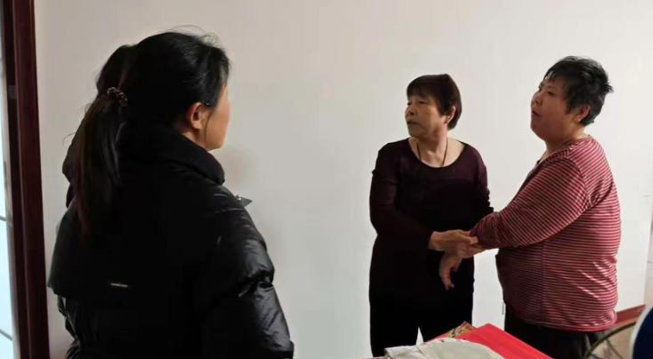 风雪无阻暖人心！东关南街街道互助社区入户走访孤寡老人