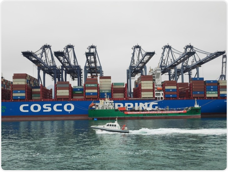 我国双燃料甲醇加注船在深圳港完成首单绿色甲醇加注