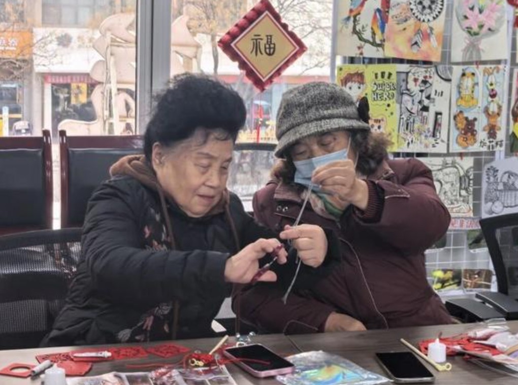 一起迎新年  毓秀园社区组织居民制作手工灯笼