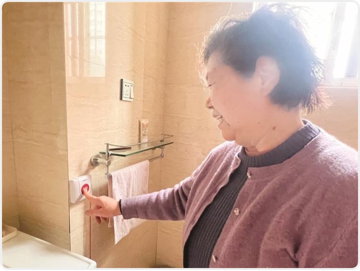 一拉一喊就有人回应 西安2500户独居老人用上“智能三件套”