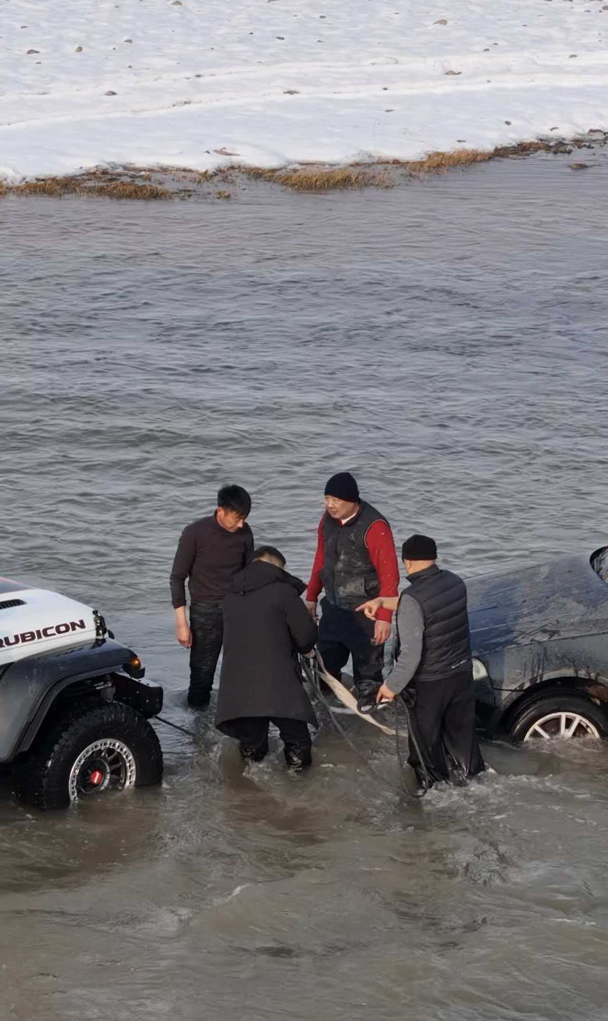 越野车被困汝河于东来跳入冰水施救 目击者：专门返程救援