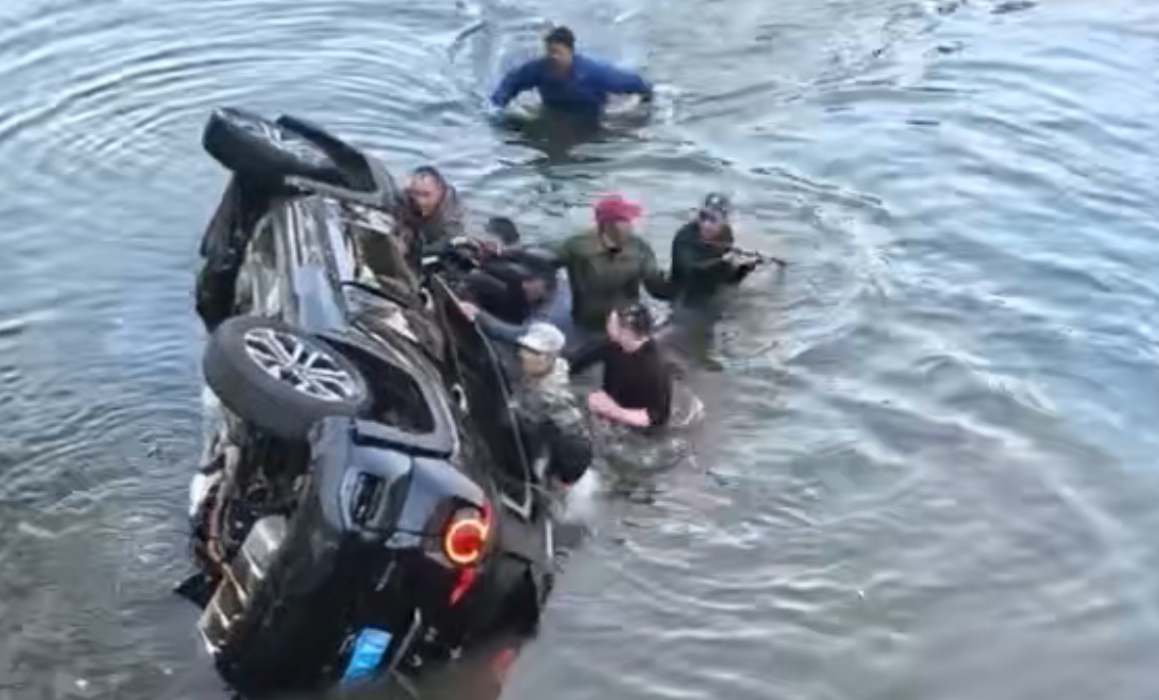 景德镇一车辆坠河4游客被困 民宿老板率先跳入冰水救人