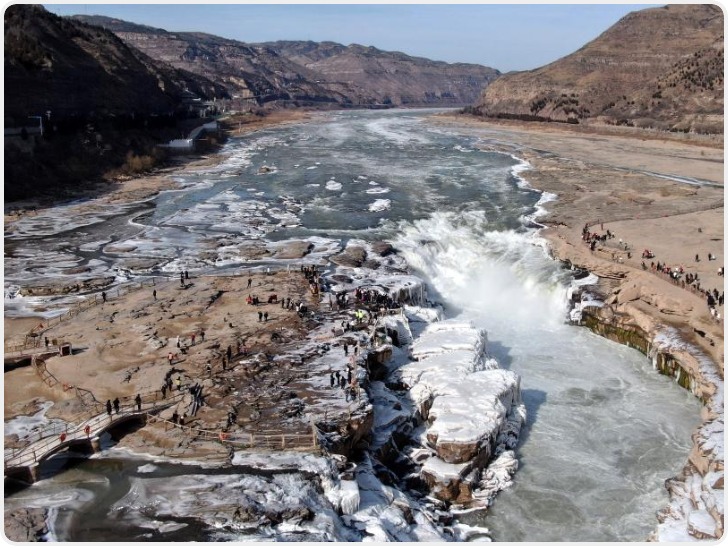 黄河壶口瀑布段出现今年首次流凌封河景观