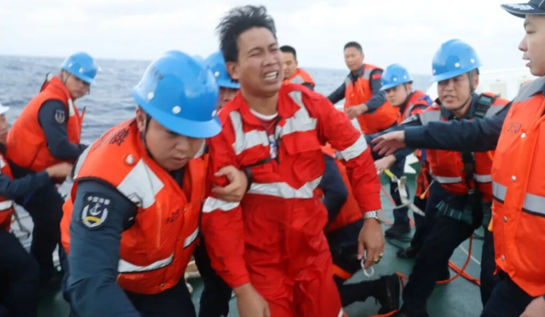 中国海警紧急救援菲律宾籍落水船员 已有13人获救