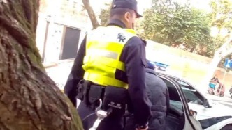 女子因多年前论文答辩未通过路边哭泣 民警一席话解开心结