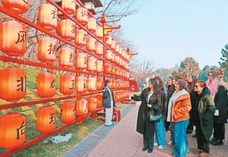 “芙蓉诗灯耀长安”外籍友人走读西安活动举行