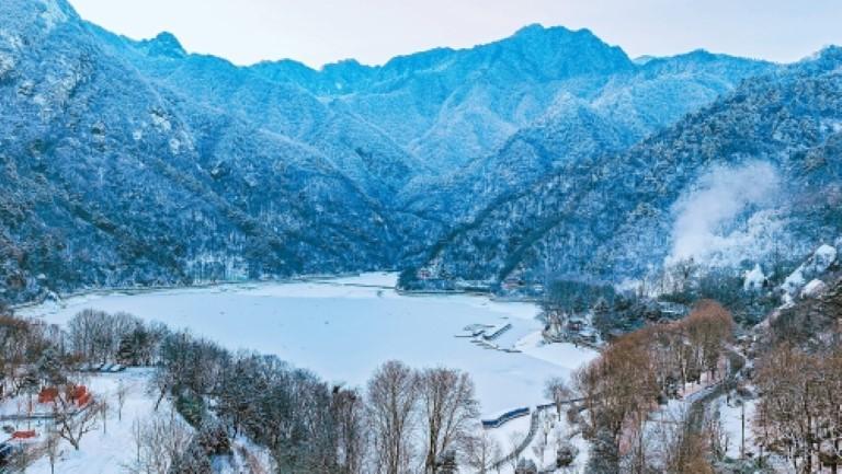 晴雪染峰 冬韵天成