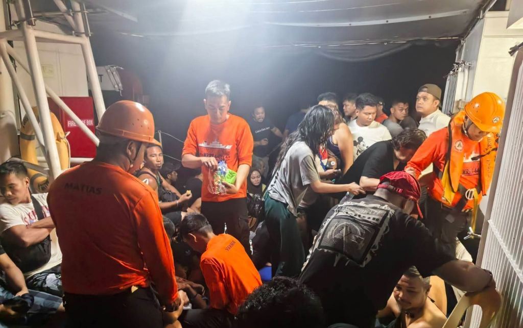 菲律宾一艘渡轮沉没 7人死亡上百人失踪