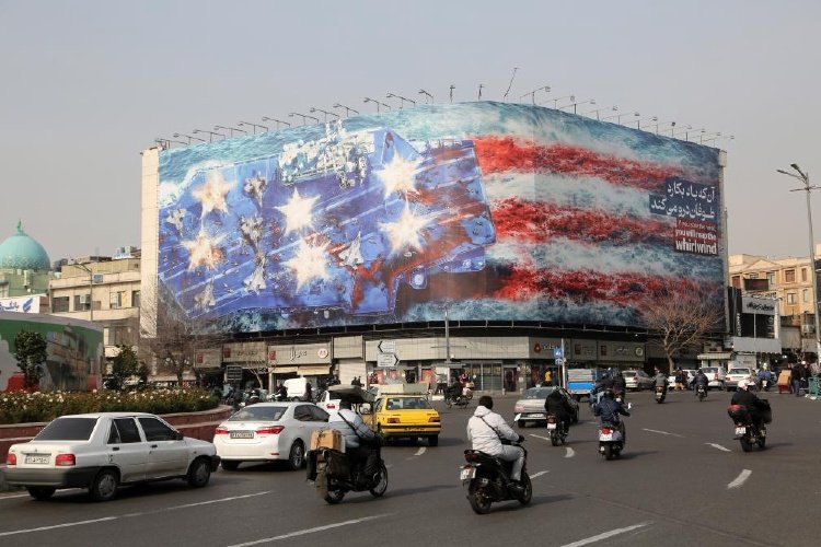 局势骤紧！美军航母就位 伊朗立巨幅画暗指航母被炸